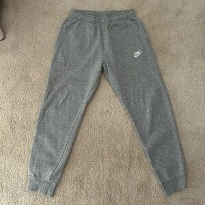 Nike Men’s sweatpants/joggers with tapered leg